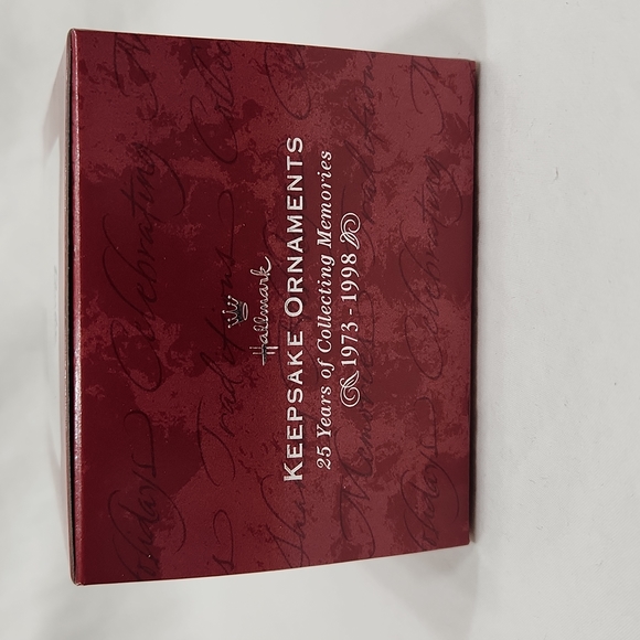 Hallmark Holiday Barbie Ornament 1998 - Picture 4 of 4